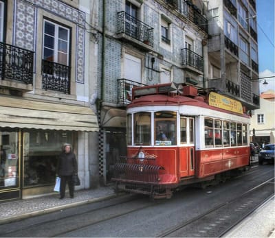 リスボン散歩16　赤い路面電車と青いアズレージョ