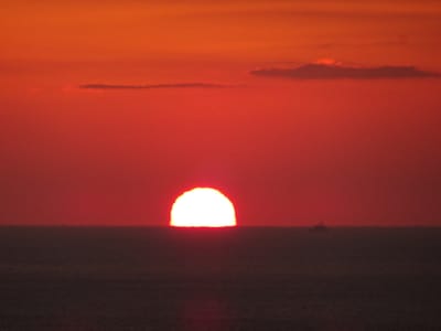 紀伊半島潮岬沖の太平洋上に昇るダルマ朝日