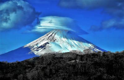 🗻 雨雲の隙間に姿を現した"富士山" 笠雲や吊るし雲を纏う !