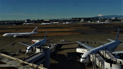 ✈ 大量欠航、旅客機に出番なし　羽田空港に駐機の列