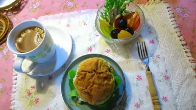 ◆：◇ 朝食：ツナハンバーガーとフルーツミックスサラダ_20230822