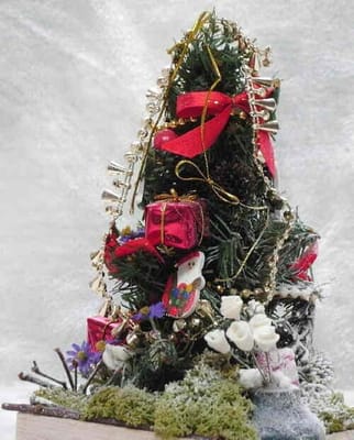 赤リボンと白い花のクリスマスツリー