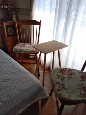 2階の洋間は長男の部屋でした。簡単なテーブル作りました。