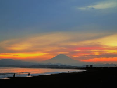 2022年10月27日の夕暮れの富士山(鵠沼海岸)