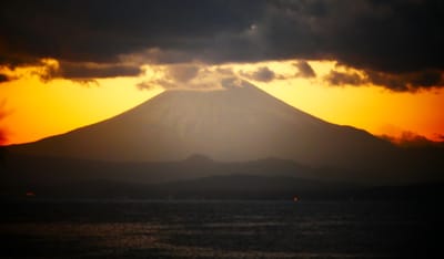 葉山町（森戸海岸）から見る富士山の夜景
