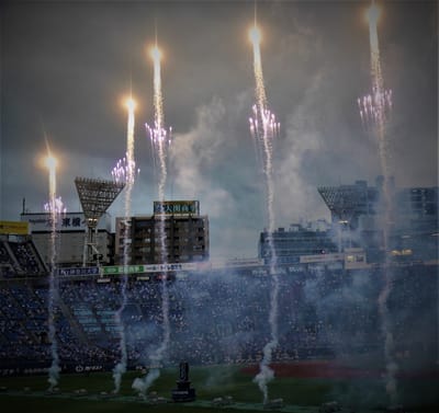 ⚾今季初、1万人超のファンへ贈る　DeNA感謝の花火4発!　球場に戻った熱気、まだセ・リーグの灯火は消させない。