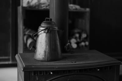 薪ストーブと銅の薬缶