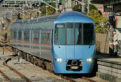 東京メトロと小田急を結ぶ青いロマンスカーMSE60000形