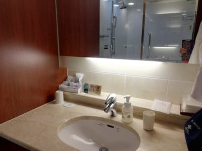 「洗面所に映る浴室」　今治国際ホテル3　  (しまなみ海道ウォーキングツアー２～３日目)   2022年11月７日～８日