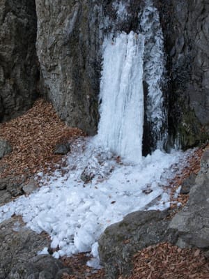 小禅の滝の下に、氷瀑が溶けて崩れた氷片がいっぱい