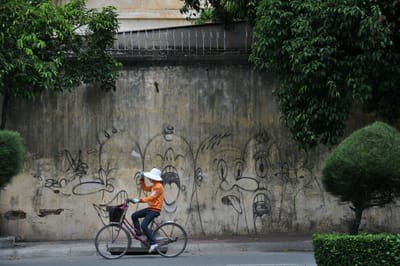 塀画と自転車