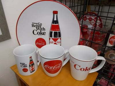 コカ・コーラの皿とマグカップ