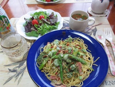 ソラマメとアスパラとベーコンのパスタ　サラダをワサビドレッシングで　庭のパセリでオニオンコンソメ