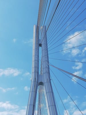 「橋の最上部」  多々羅大橋歩いてます(まだ広島県側)  しまなみ海道ウォーキング②ー５   (ツアー２日目)   2022年11月７日