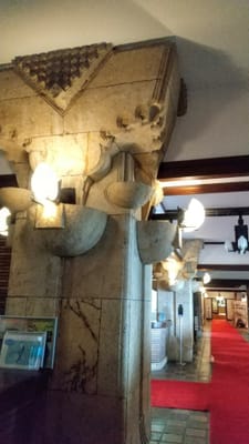 ロビー前の廊下、柱頭の装飾
