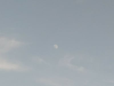青い空に月が白い！