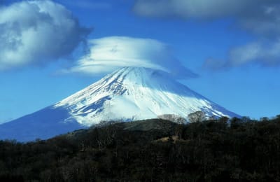 　　　箱根 "駒ヶ岳山頂"から見る、🗻 富士山の笠雲 ⛅