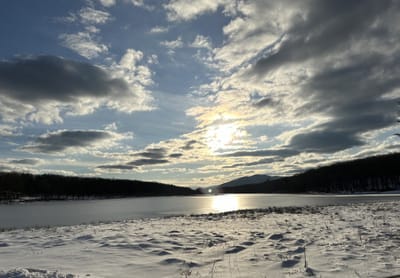 湖畔の雪景色