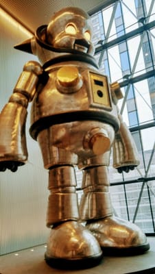 大阪中の島美術館　エントラント横のロボット