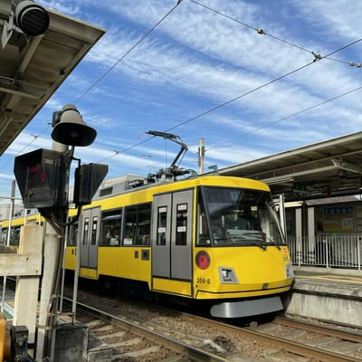 青空と黄色電車