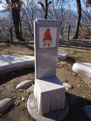 妻の故郷、私の第二の故郷、松本市城山公園に設置されている岩崎ちひろの椅子、岩崎ちひろはこの山の下で幼少期を過ごしました