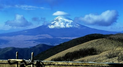 　　　箱根 "駒ヶ岳山頂"から見る、🗻 富士山の笠雲 ⛅