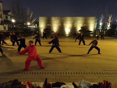 蘇州運河ナイトクルーズ乗り場の近くで夜行われていた市民の太極拳