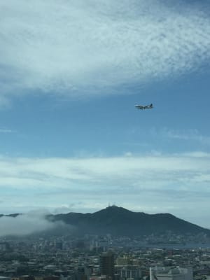 函館空港に向かう飛行機と函館山