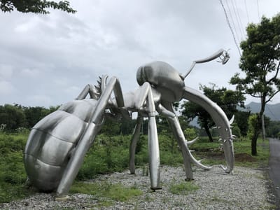 高さ3ｍの巨大蟻と先端のカブトムシ