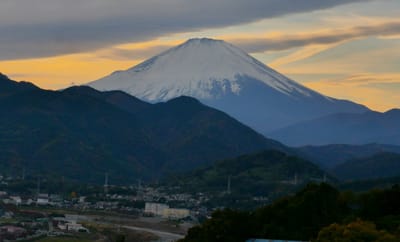 西平畑公園から見た夕暮れの富士山