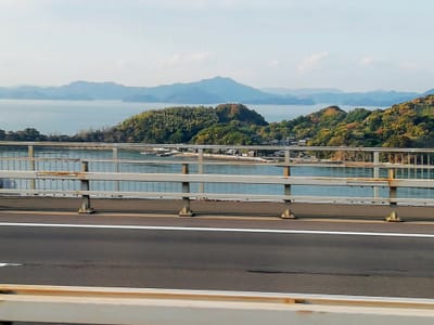 車窓から　　　亀老山展望台 ②ー５   (しまなみ海道ウォーキングツアー２日目)   2022年11月７日
