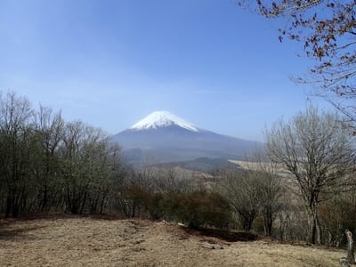 黄砂も薄まり？！大きな富士山が見える黒岳山頂。