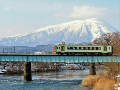 ２月の岩手山とJR山田線