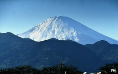 　新松田町、酒匂川（さかわがわ）から見る富士山 🗻