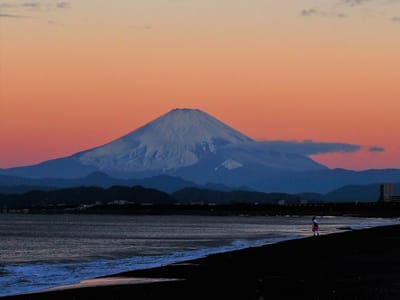 2022年10月26日の夜明けの富士山(鵠沼海岸)