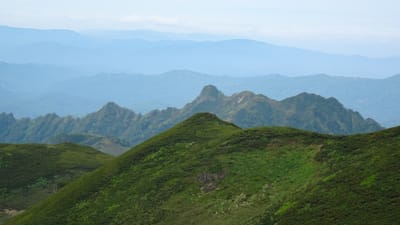 初夏の北海道二百名山・芦別岳の頂上からの眺め