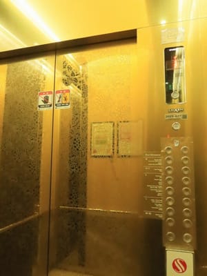 キンキラキンのエレベーター