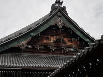 「御影堂」屋根部分　　　早朝散歩 興正寺  (乗り物と緑が美しい寺社巡りツアー２日目)    2022年6月18日