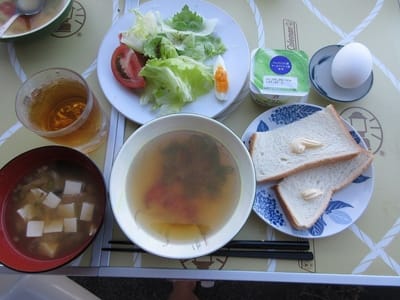 玉葱とナスのコンソメスープ　お味噌汁　サラダ　ゆで卵　ヨーグルト