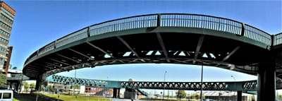 ◎横浜みなとみらい 新港サークルウォーク: 赤レンガパーク地区に設置された円形歩道橋