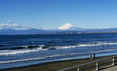 サーファーのメッカ！「湘南海岸公園」から見る富士山 🗻