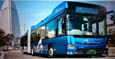 　連節バス「ベイサイドブルー」　…　乗客ゼロで、横浜のベイエリアを快走？！　青色が鮮やかな車体