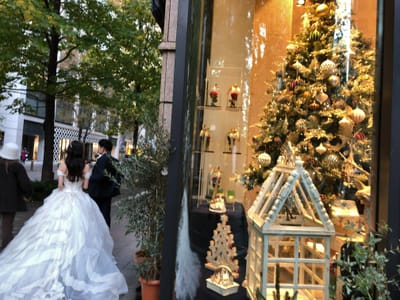 クリスマスモードの街で結婚写真撮影