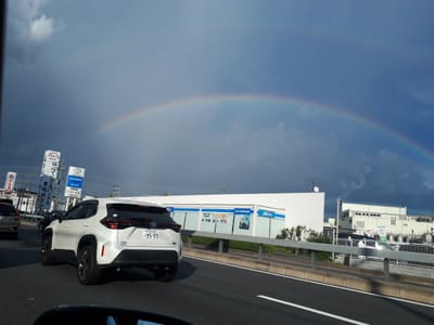 車から見た虹