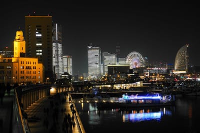 横浜税関本関庁舎の夜景（左端）