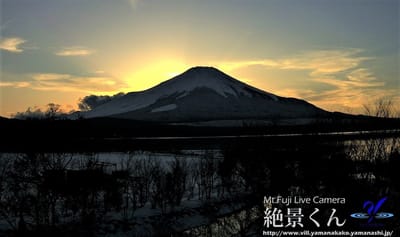 🗻 富士山ようやく冬化粧 ⛄　夕空に映える荘厳な姿 !!