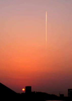 夕暮れの飛行機雲
