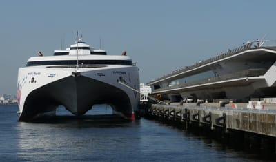 大型船高速フェリー「ナッチャンＷＯＲＬＤ」横浜出港！