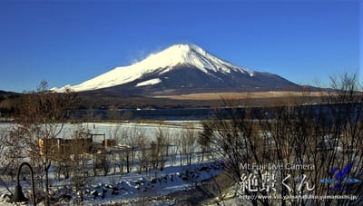 雪化粧の富士山に雪煙 🗻 爆弾低気圧による強風の影響 !!