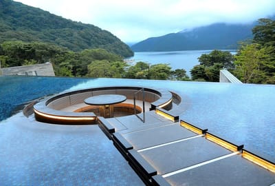 芦ノ湖に浮かぶかのような水盤テラス